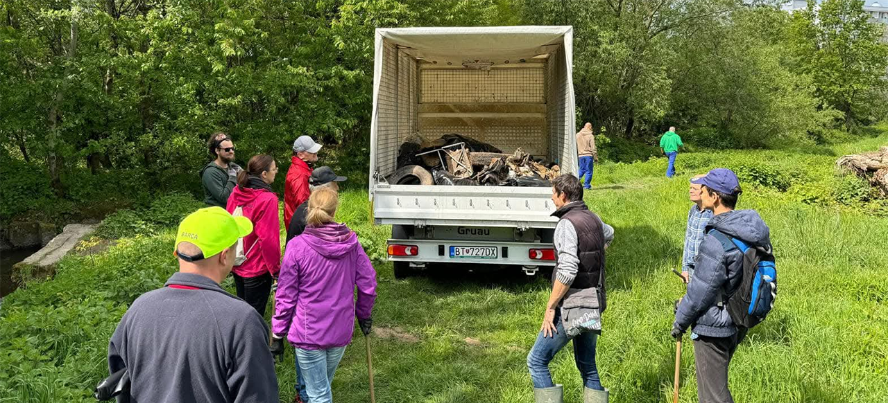 Pomôžte vyčistiť Vajnorské rybníky od odpadu.